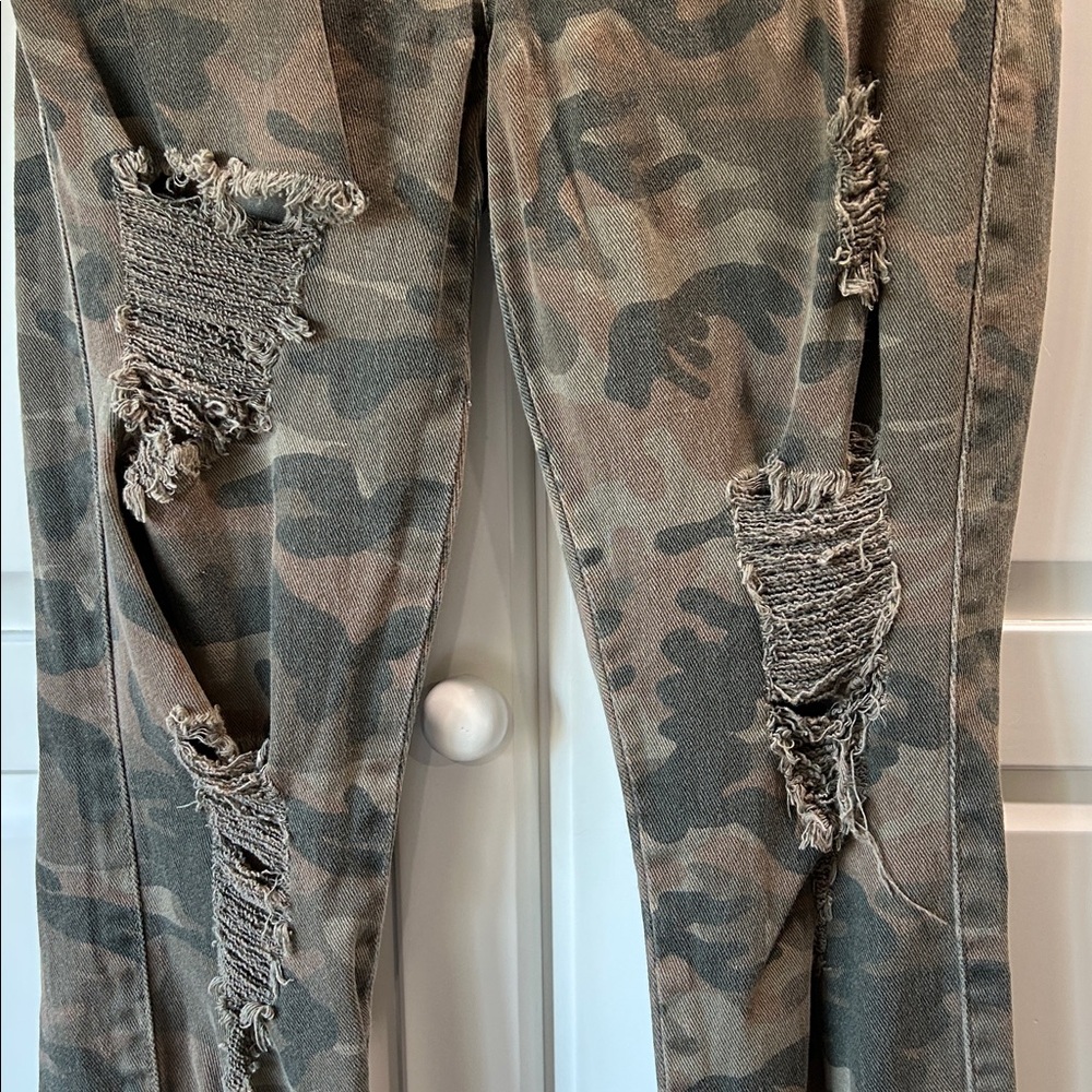 Guess Sexy Curve Women’s Camo Skinny Jeans in Olive and Brown - Picture 4 of 4
